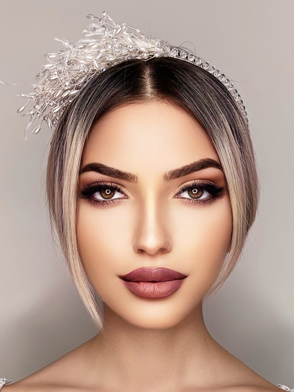 Kristal İşlemeli Tüy Detaylı Gelin Tacı