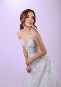 İnce Askılı Gümüş Nakış Detaylı V Yaka Helen Gelinlik