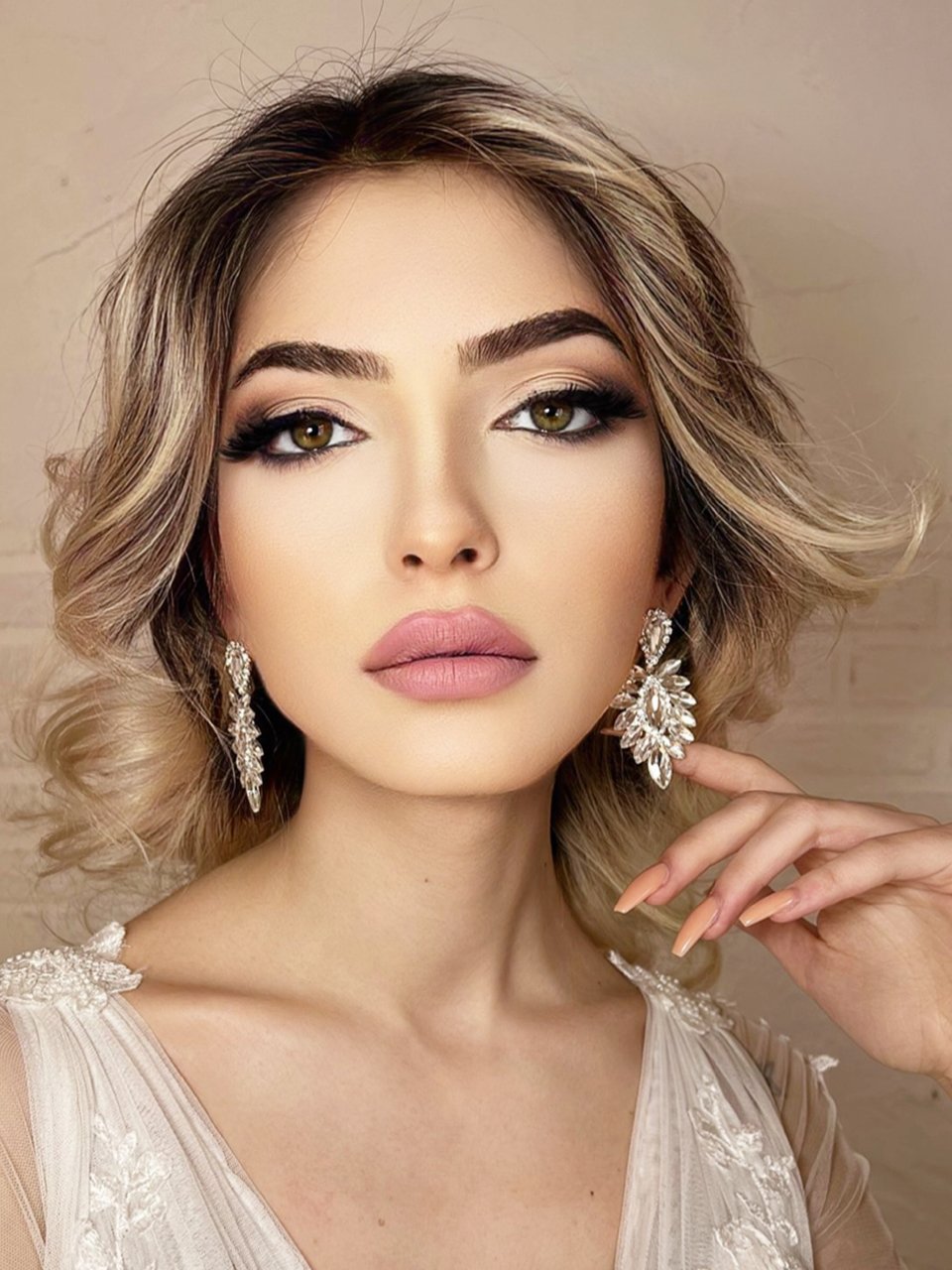 Kristal Taşlı Taç Yaprak Motifli Gelin Küpesi