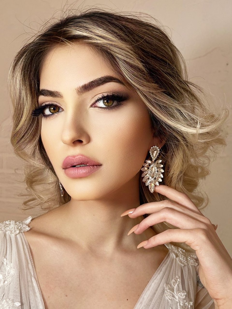 Kristal Taşlı Taç Yaprak Motifli Gelin Küpesi