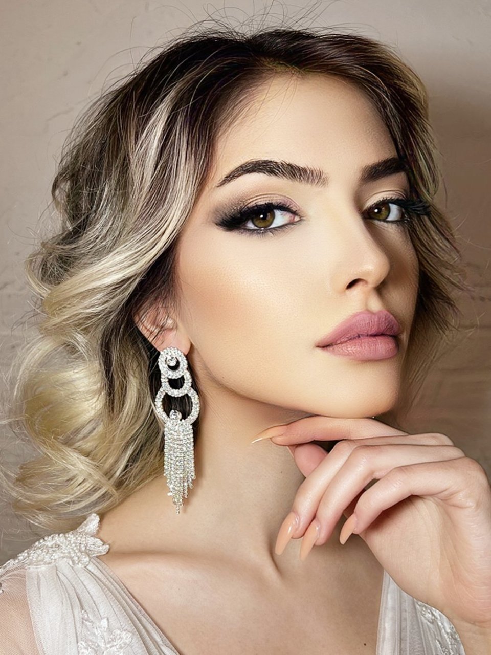 Halka Geçişli Sallantılı Gelin Küpesi