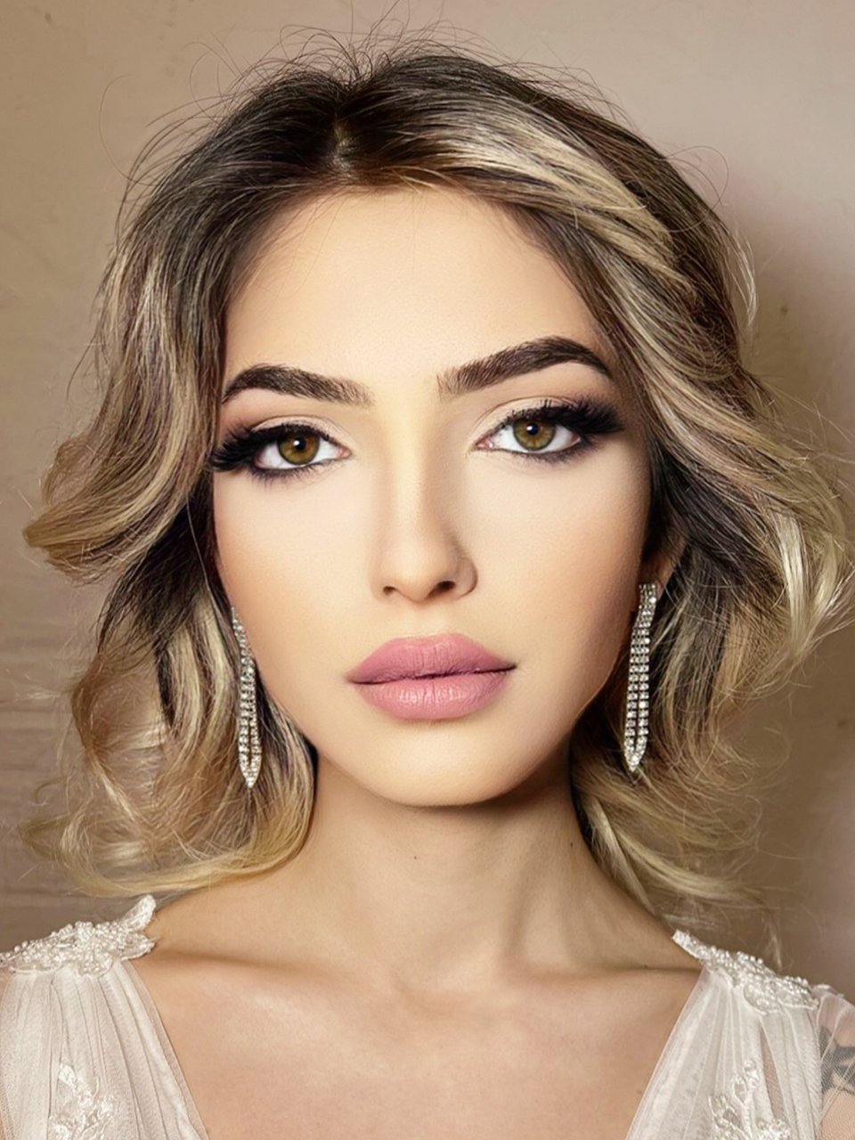 Minimal Kristal Taşlı Dönüşlü Gelin Küpesi